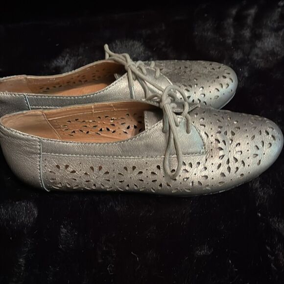 Lucky Brand Silver Flats with Perforated Design - Picture 5 of 10